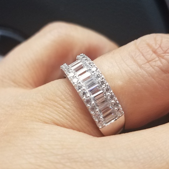 14k Solid White Gold Wedding Band Ring. Absolutely stunning. Stones are QZ - Picture 4 of 8